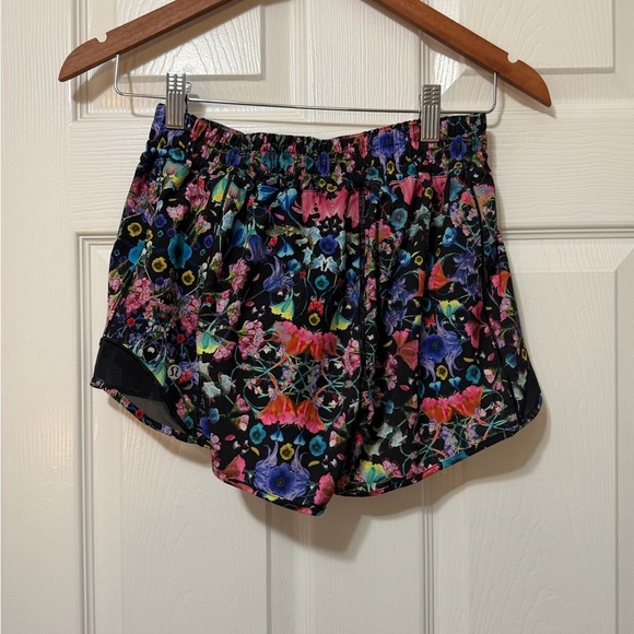Lululemon hotty hot short low rise size 6 euc - Picture 2 of 5